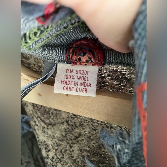 Art‎ to wear Embroidered Pashmina Wool Ruana One size in Mountain Ash - Picture 4 of 8